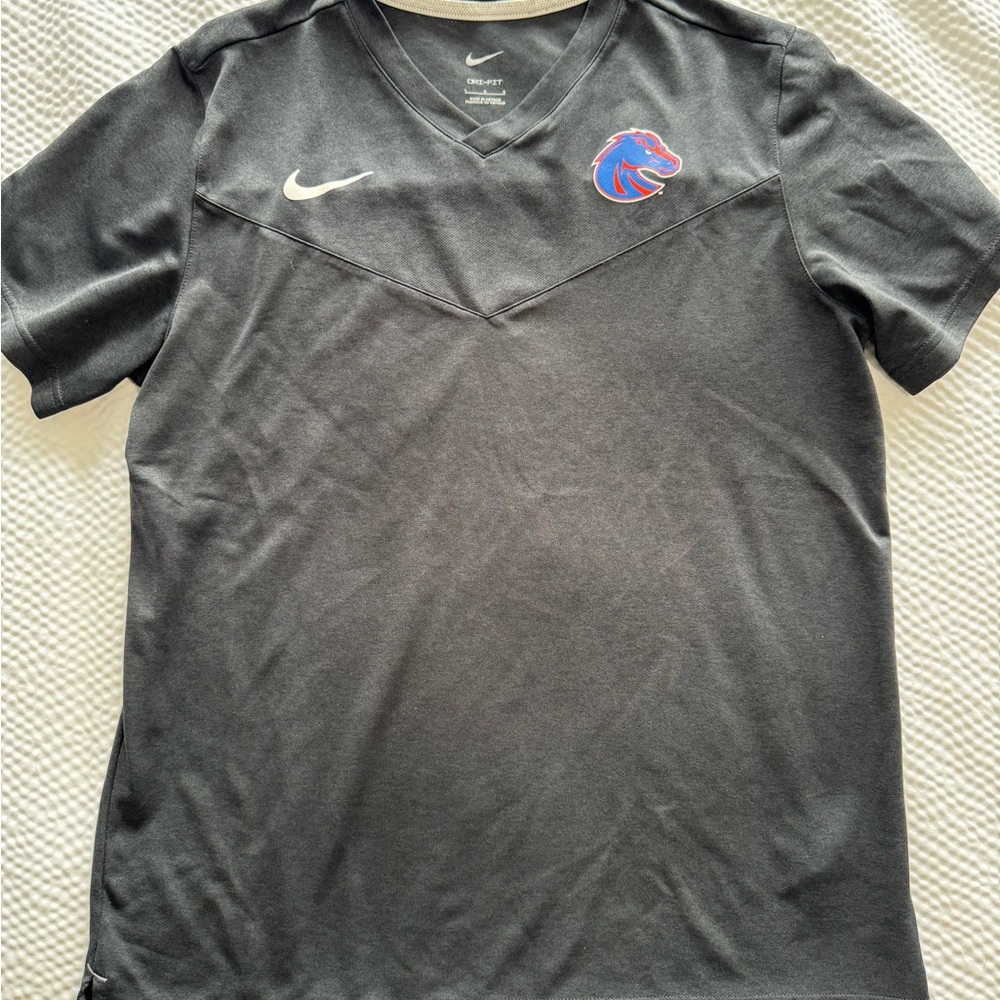 EUC Men’s Boise St Nike charcoal Athletic vneck T-Shirt with Logo Large